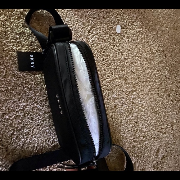Small DKNY crossbody purse - Picture 2 of 3